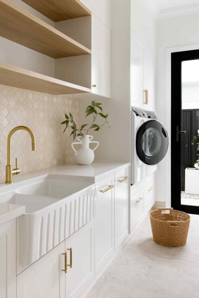 Farmhouse Sink: Because Who Doesn’t Love a Good Sink?